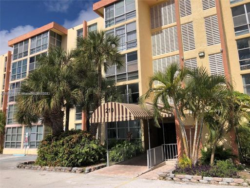 210 172  St # 423, Sunny Isles Beach FL 33160