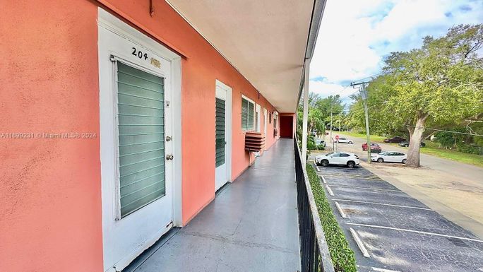 1560 NE 127th St # 204, North Miami FL 33161