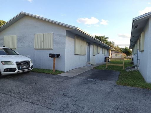 5920 Garfield St, Hollywood FL 33021