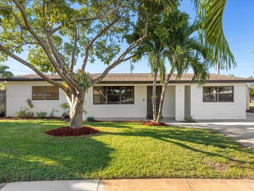 8 SW 11th St, Deerfield Beach FL 33441