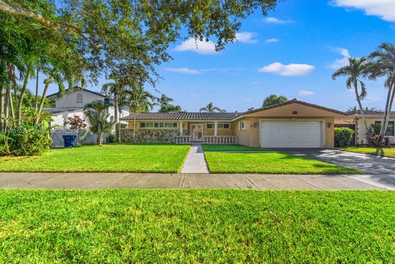 14401 Sabal Dr, Miami Lakes FL 33014