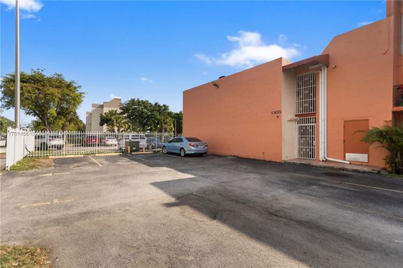 1300 W 47th Pl # 126, Hialeah FL 33012