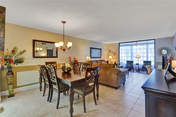 9330 Sunrise Lakes Blvd # 109, Sunrise FL 33322