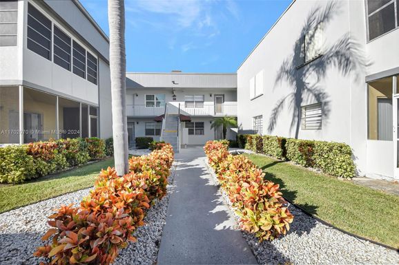 560 Capri L # L, Delray Beach FL 33484