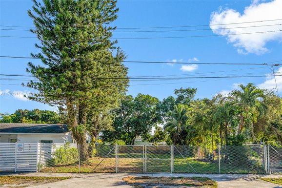 328 NW 46th St, Miami FL 33127