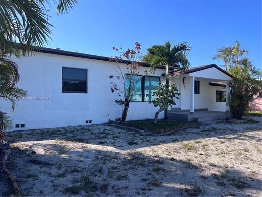 270 W 57th St, Hialeah FL 33012