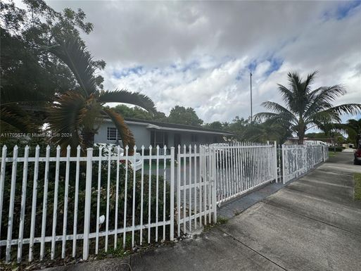 720 W 71st Pl, Hialeah FL 33014