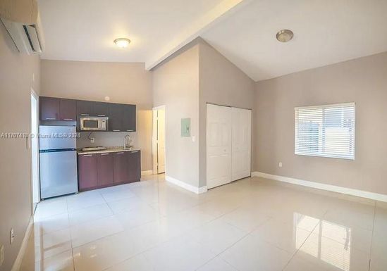 1752 NW 1st St # 5, Miami FL 33125