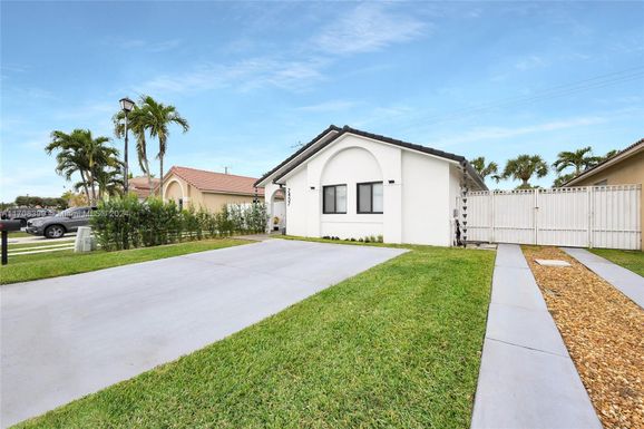 7457 NW 168th St, Hialeah FL 33015