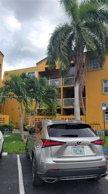 9731 fontainebleau # 203, Miami FL 33172