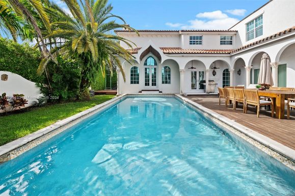 2501 Pine Tree Dr, Miami Beach FL 33140