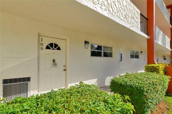 9800 N Hollybrook Lake Dr # 109, Pembroke Pines FL 33025