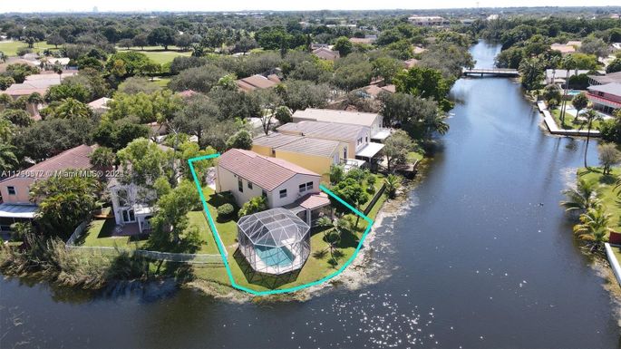 9867 Fairway Cove Ln, Plantation FL 33324