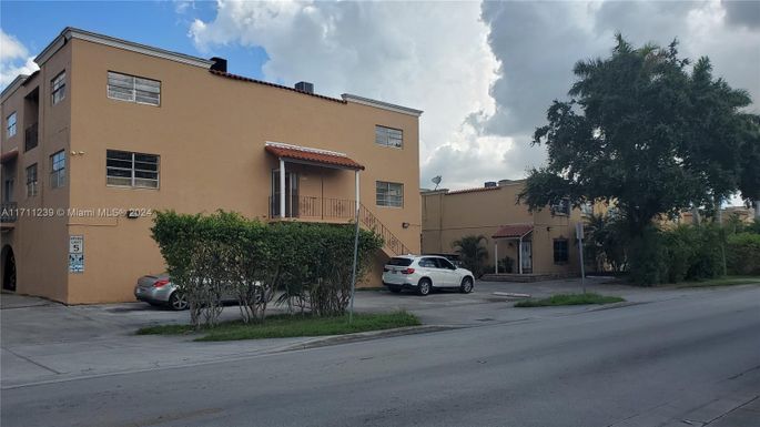 1305 W 53rd St # 415, Hialeah FL 33012