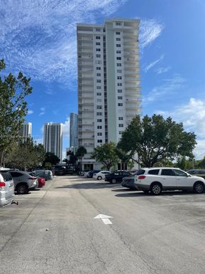 500 Bayview Dr # 617, Sunny Isles Beach FL 33160