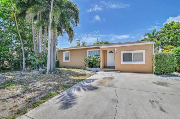 822 Avenida Hermosa, West Palm Beach FL 33405