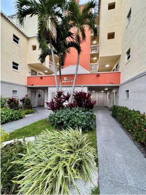 8235 Lake Dr # 204, Doral FL 33166