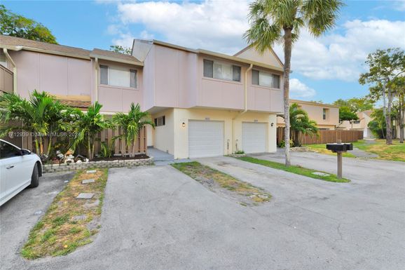 8211 NW 8th St # 2, Plantation FL 33324