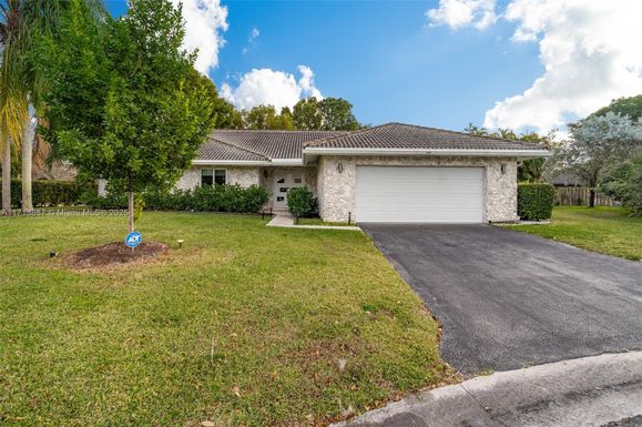 5036 NW 66th Ln, Coral Springs FL 33067