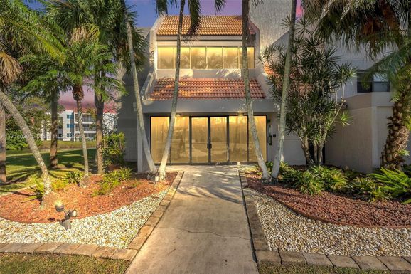 230 Lakeview Dr # 206, Weston FL 33326