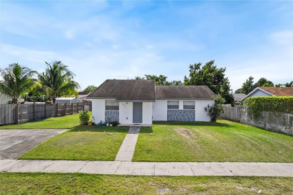 15984 SW 303rd Ter, Homestead FL 33033