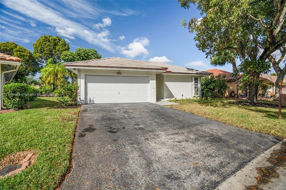 1762 Riverwood Ln, Coral Springs FL 33071