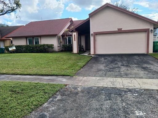 7446 NW 47th Pl, Lauderhill FL 33319