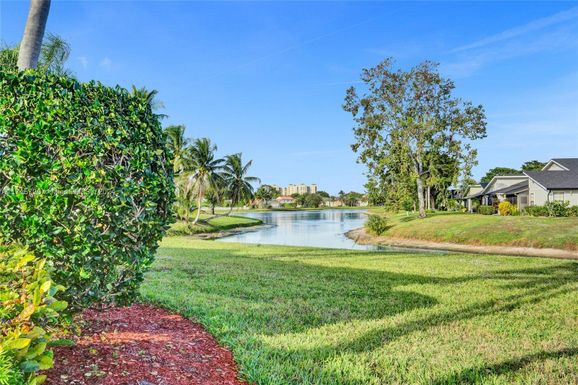 4399 Willow Pond Cir, West Palm Beach FL 33417