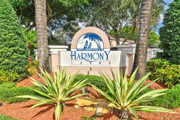 1663 E Harmony Lake Cir, Davie FL 33324