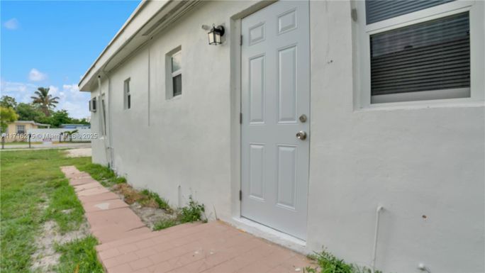 6136 Grant St, Hollywood FL 33024