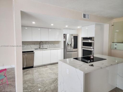 11130 N Lakeview Dr, Pembroke Pines FL 33026