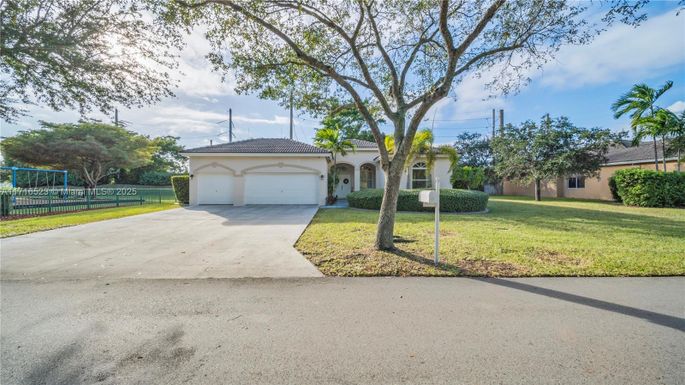 2420 Fairways Dr, Homestead FL 33035