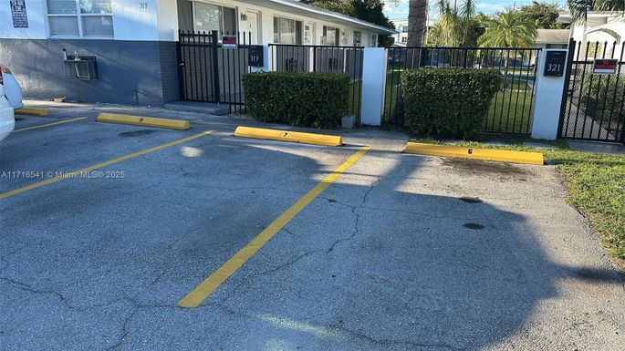 319 NE 2 ND ST # 4, Hallandale Beach FL 33009