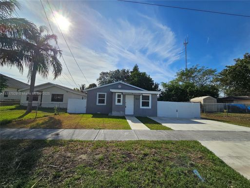 4622 SW 23rd St, West Park FL 33023