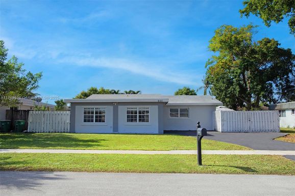 8121 NW 72nd Ave, Tamarac FL 33321