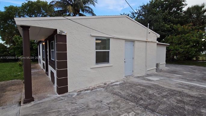 901 NW 34th Ter Rear, Lauderhill FL 33311