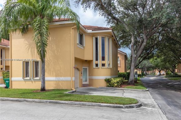 11207 Lakeview Dr, Coral Springs FL 33071