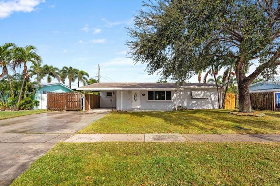 521 SE 3rd Ct, Deerfield Beach FL 33441