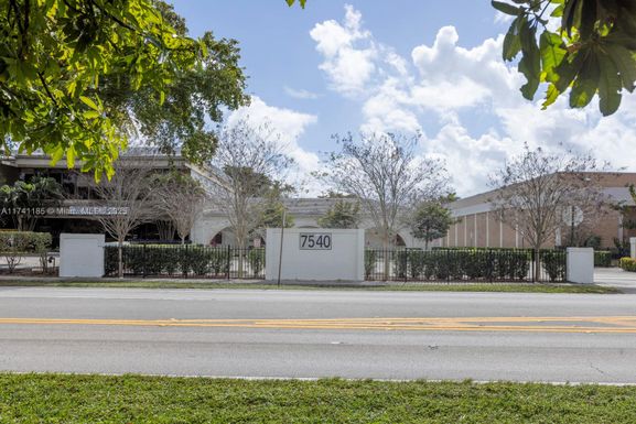 7540 NW 5th St, Plantation FL 33317