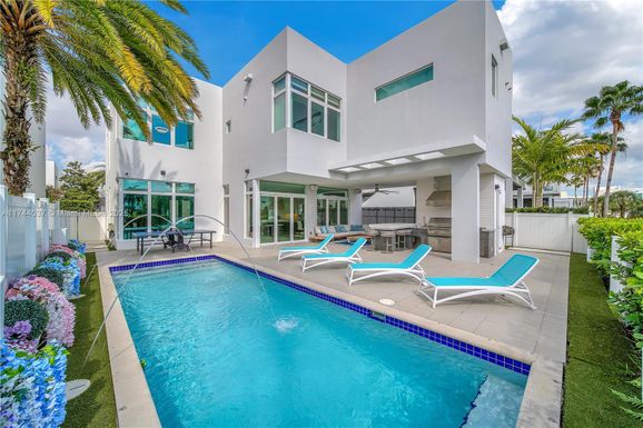 10580 NW 68th Ter, Doral FL 33178