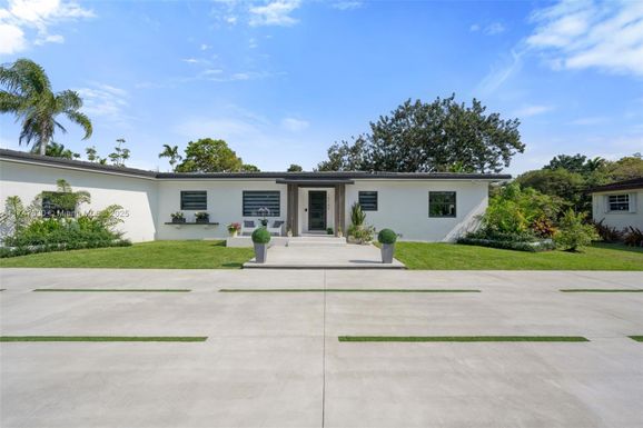14745 N Spur Dr, Miami FL 33161