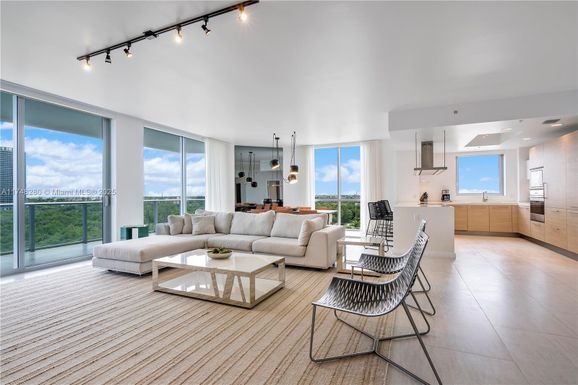 17111 Biscayne Blvd # 802, North Miami Beach FL 33160