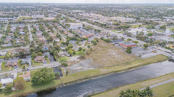 3900 NW 37th St, Lauderdale Lakes FL 33309