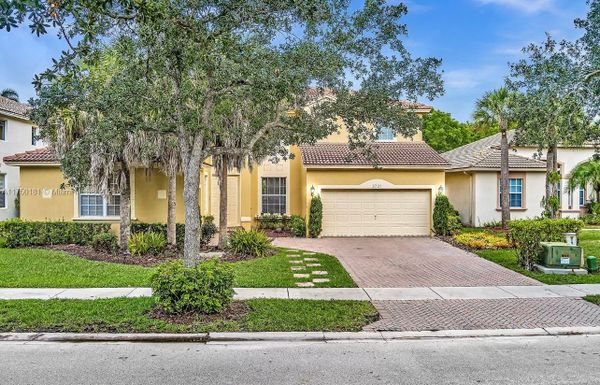 3731 W Gardenia Ave, Weston FL 33332