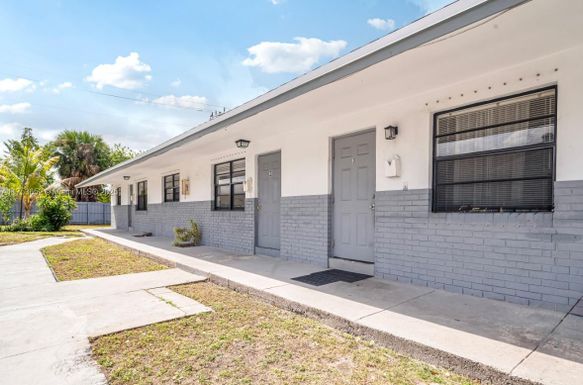 4030 SW 19th St # 3, West Park FL 33023