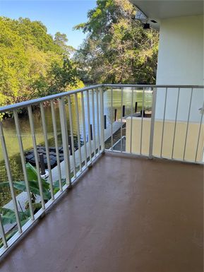 1860 Venice Park Dr # 211, North Miami FL 33181