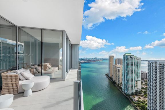 300 Biscayne blvd way # 3905, Miami FL 33131