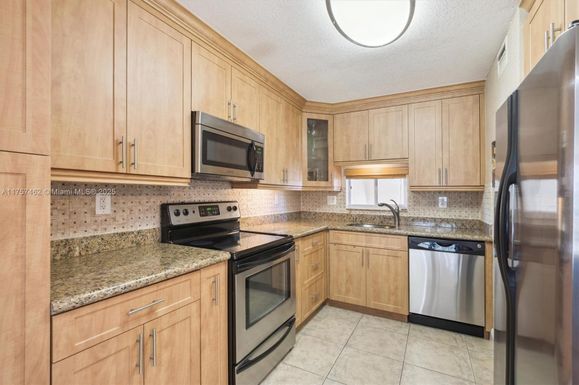 9820 S Hollybrook Lake Dr # 310, Pembroke Pines FL 33025