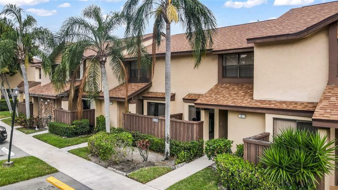 3952 Cocoplum Cir, Coconut Creek FL 33063