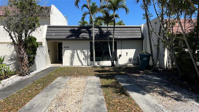 6749 Crooked Palm Ln, Miami Lakes FL 33014